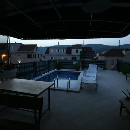 Antique トロギール