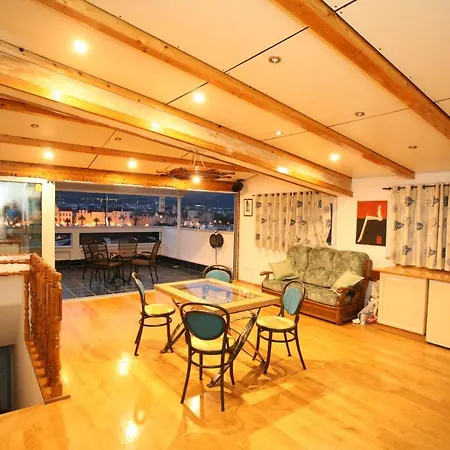 アパート Antique トロギール